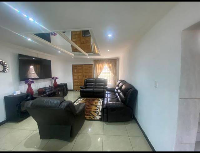 4 BEDROOM HOUSE FOR SALE IN AERORAND